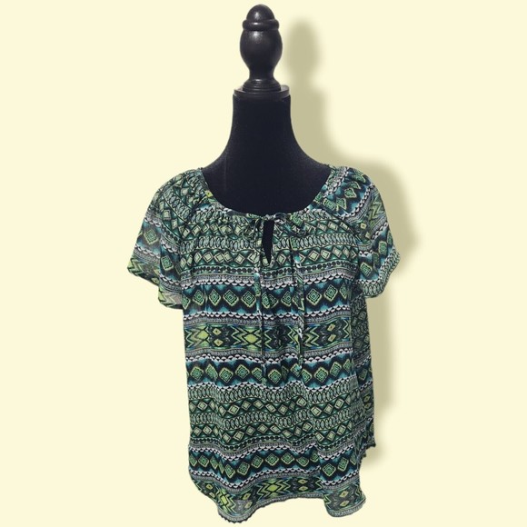 New York & Company Woman’s Medium Aztec Green Shirt. Short Sleeve light Weight - Picture 1 of 4